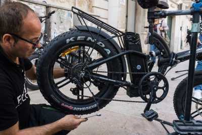 Triggiano, nell'officina di Ferdy: il biciclettaio "2.0" specializzato nelle due ruote elettriche